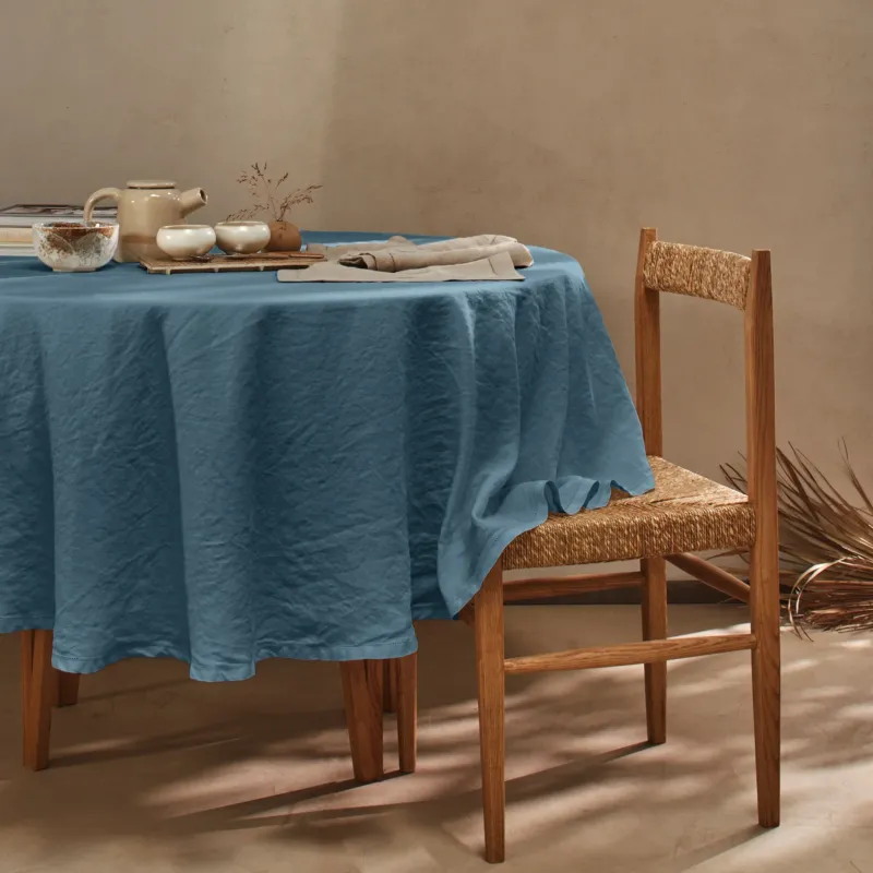 Nappe ovale sur mesure en lin lavé ajouré bleu français