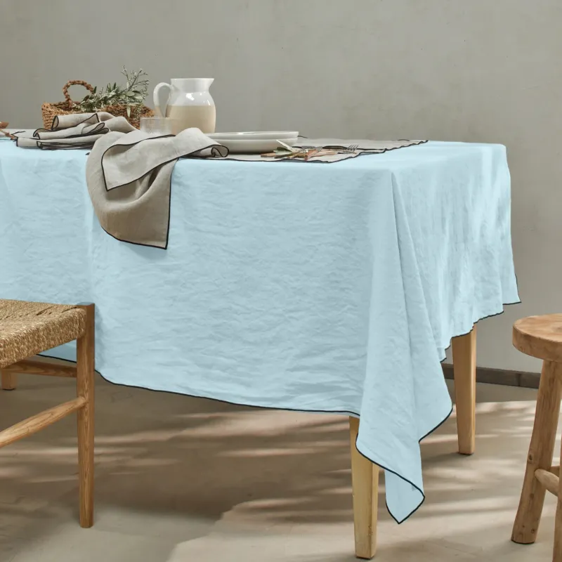 Nappe sur mesure en lin lavé avec bourdon bleu glacier