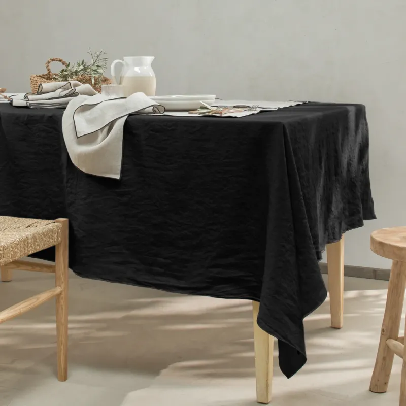 Nappe sur mesure en lin lavé avec bourdon encre noire