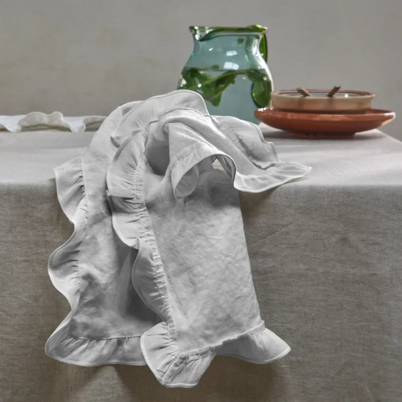 Serviettes de table à volants en lin lavé gris minéral