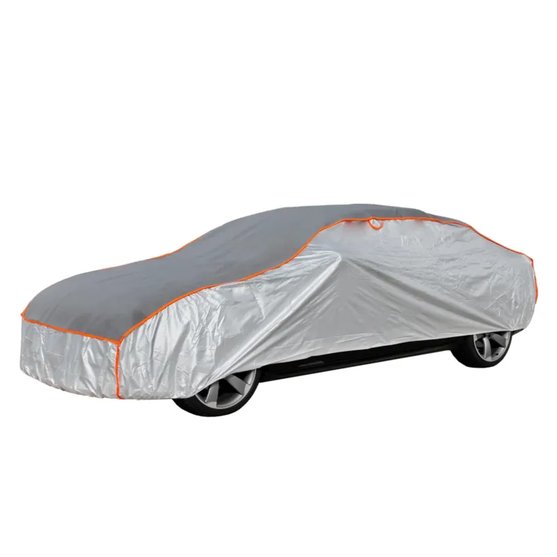 Silberne Autoabdeckung mit orangefarbenem Rand über einem Auto.