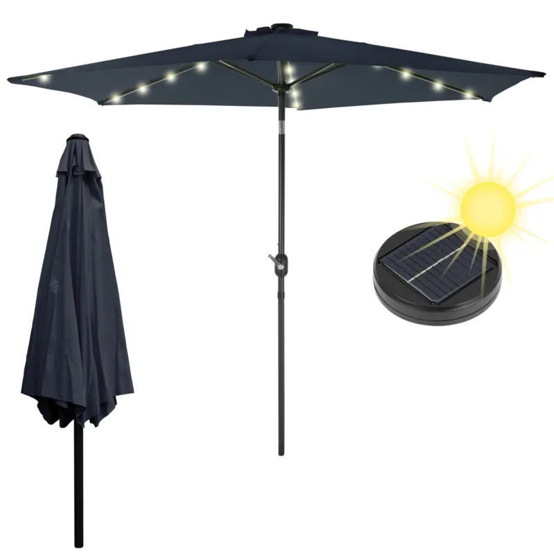 Sonnenschirm mit Solarlichtern und zusammengeklapptem Bezug.