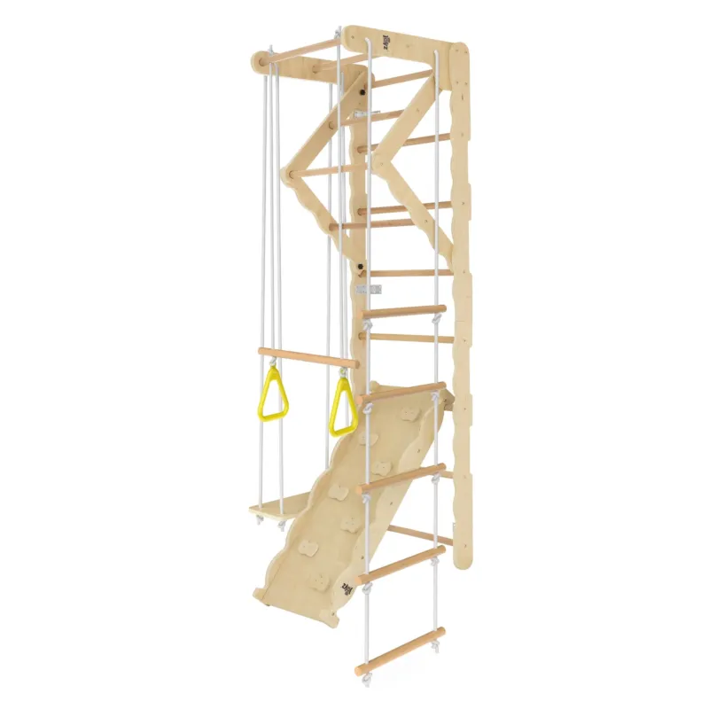 Holzspielgerät mit Kletterelementen und Schaukeln.