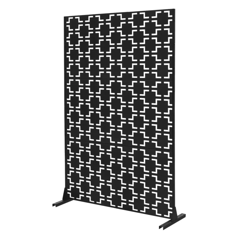 Schwarze Sichtschutzwand mit geometrischem Muster.