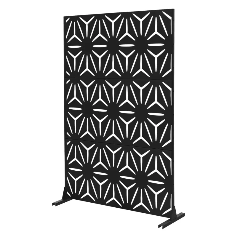 Schwarzer Sichtschutz mit geometrischem Muster, aufgestellt.