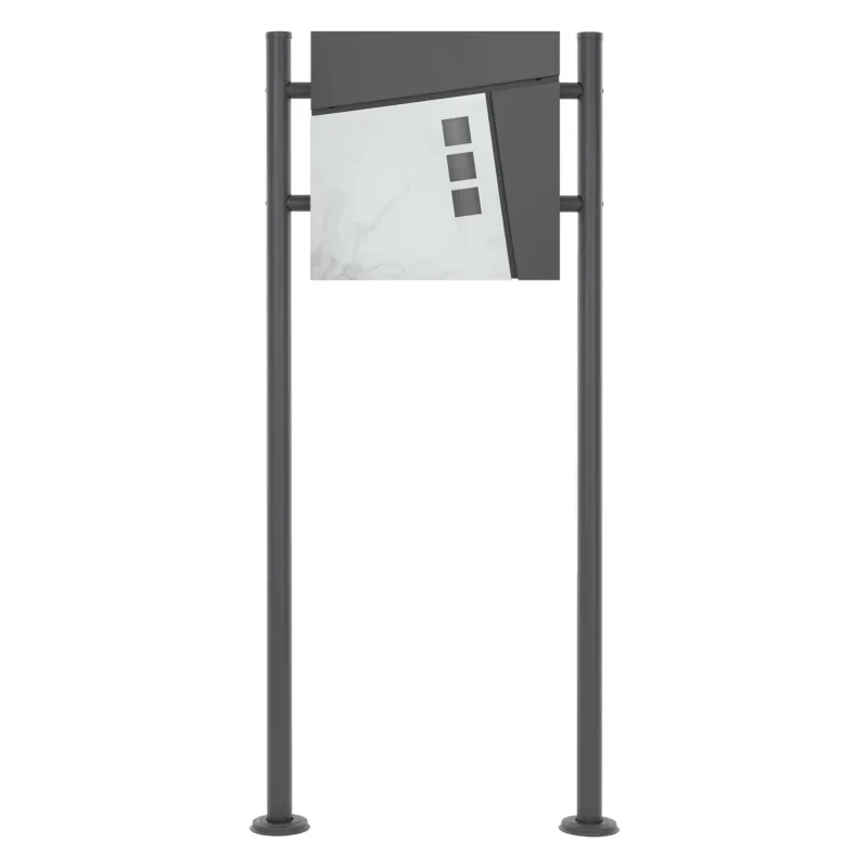Freistehender Briefkasten mit grauer und marmorierter Oberfläche auf zwei Stützen.