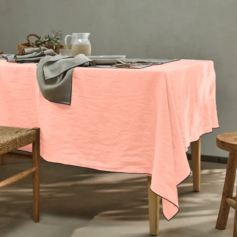 Nappe sur mesure en lin lavé avec bourdon rose